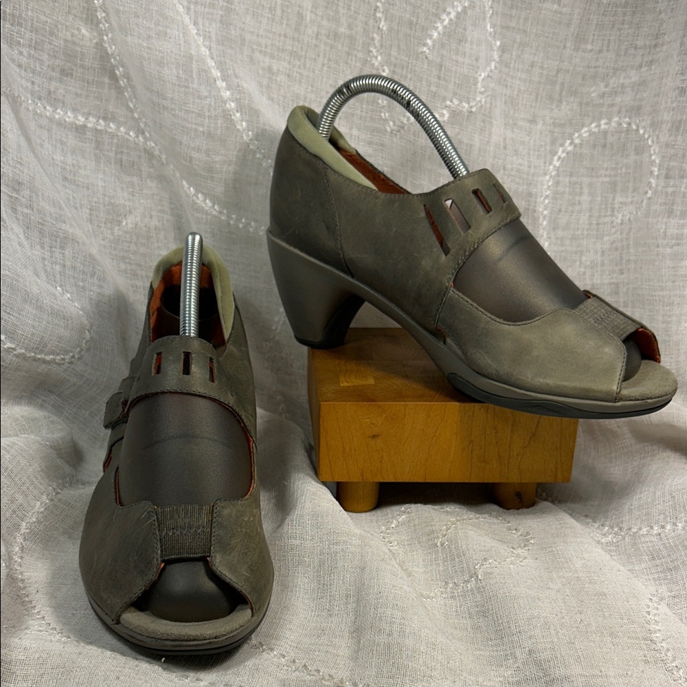 Merrell almost NEW leather heels with velcro strap